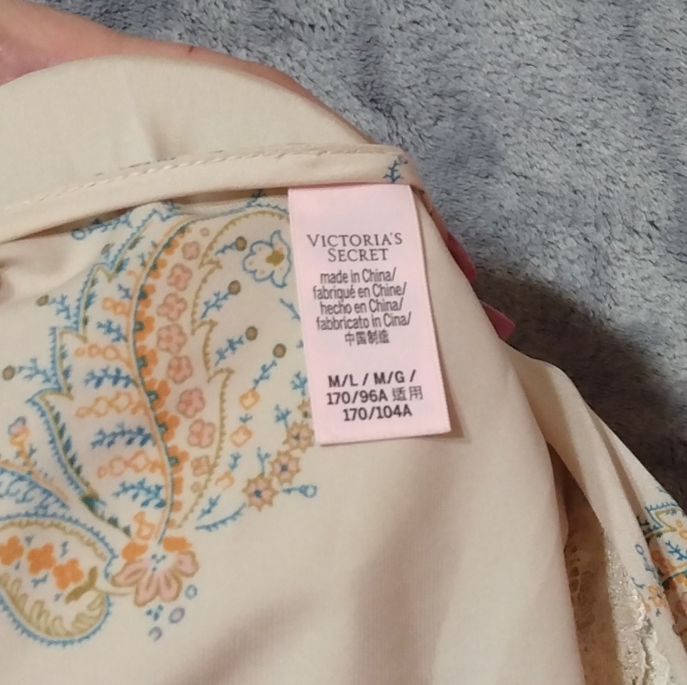 Victoria Secret - Picture 4 of 4